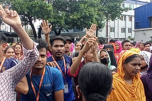 Workers protest in front of Pearl Garments Company Limited factory in Palashbari area of Savar on 4 September, 2024.